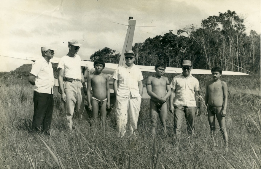Imagem 3 Mauro Thibau e indígenas Ianomâmis | Acervo Memória da Eletricidade