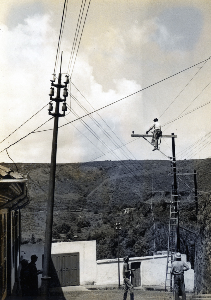Trabalhadores durante a instalação da rede de distribuição elétrica em Ouro Preto. Foto: Acervo Memória da Eletricidade