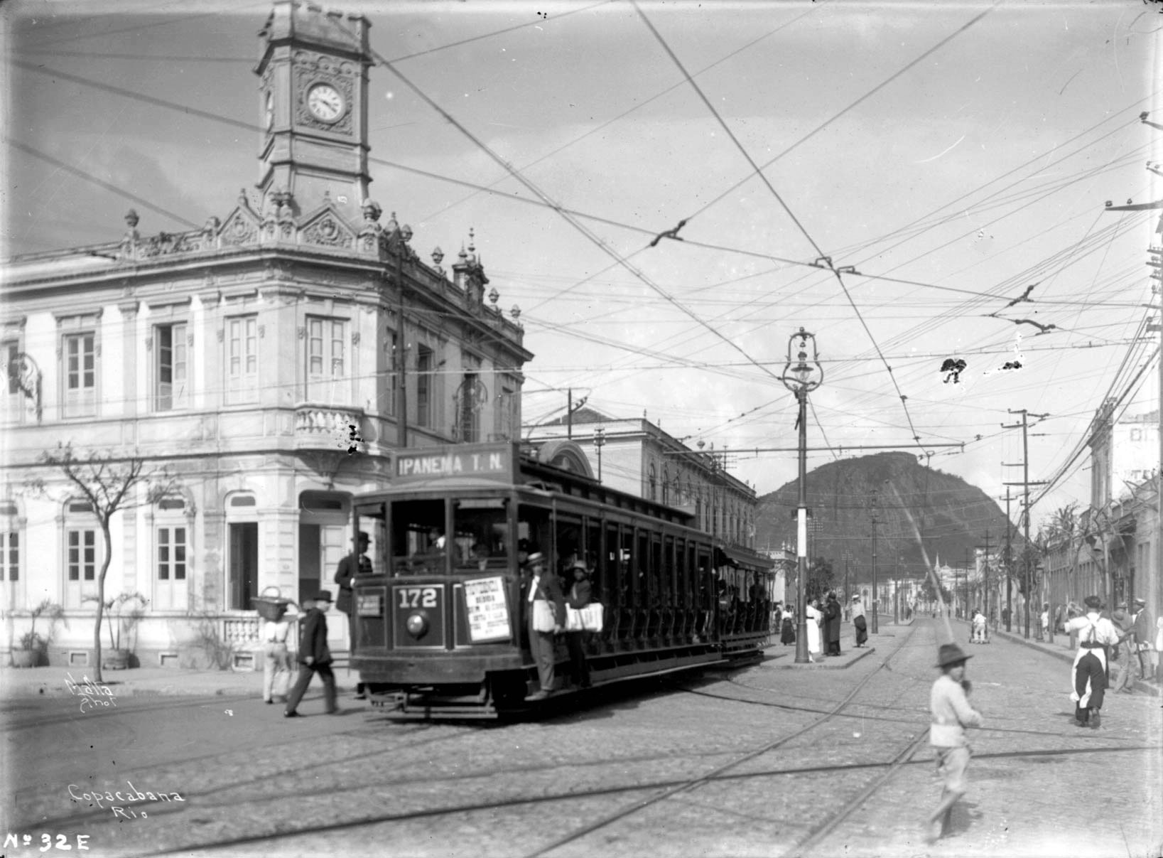 Bonde elétrico atravessando a Av. Nossa Senhora de Copacabana. Foto: Acervo Light