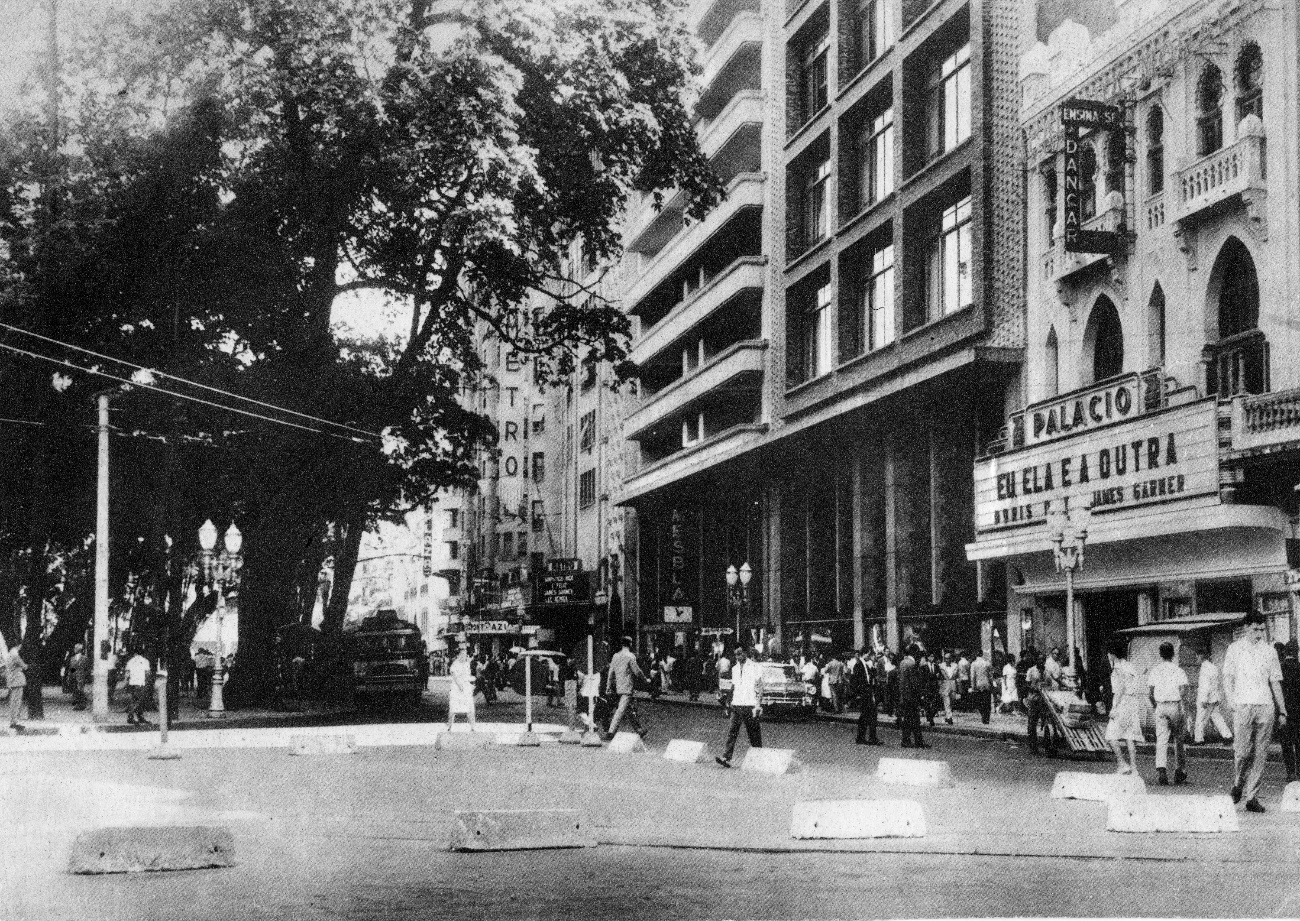 Movimento na Rua do Passeio, na Cinelândia, Região Central do Rio, com postes recém-instalados. Foto Acervo Light