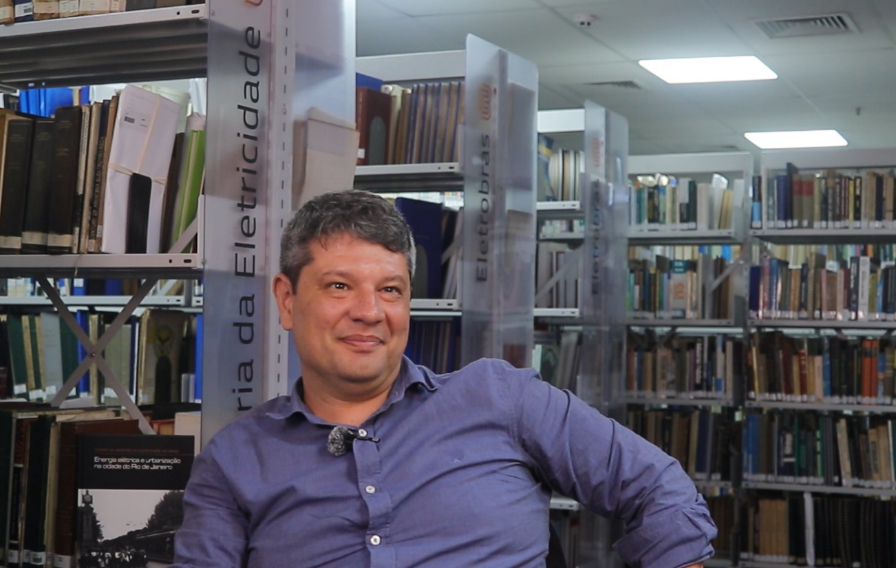 Historiador Marcus Dezemone concedeu entrevista na sede da Memória da Eletricidade. Foto: Gabriel Rechenioti / Acervo Memória da Eletricidade