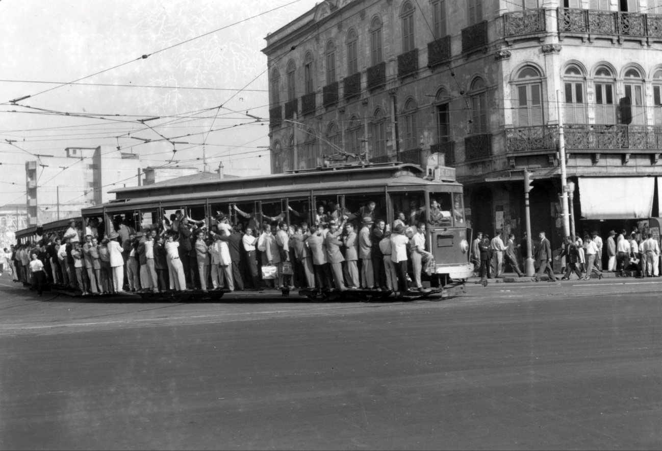 Bonde elétrico transportando trabalhadores na Avenida Presidente Vargas. Foto: Acervo Light