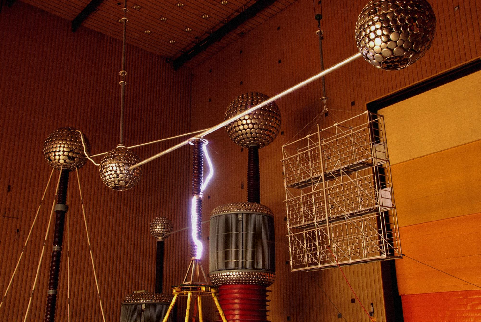 Testes realizados no Labortatório de Ultra-Alta Tensão do Cepel, localizado no Rio de Janeiro. Foto: Reprodução