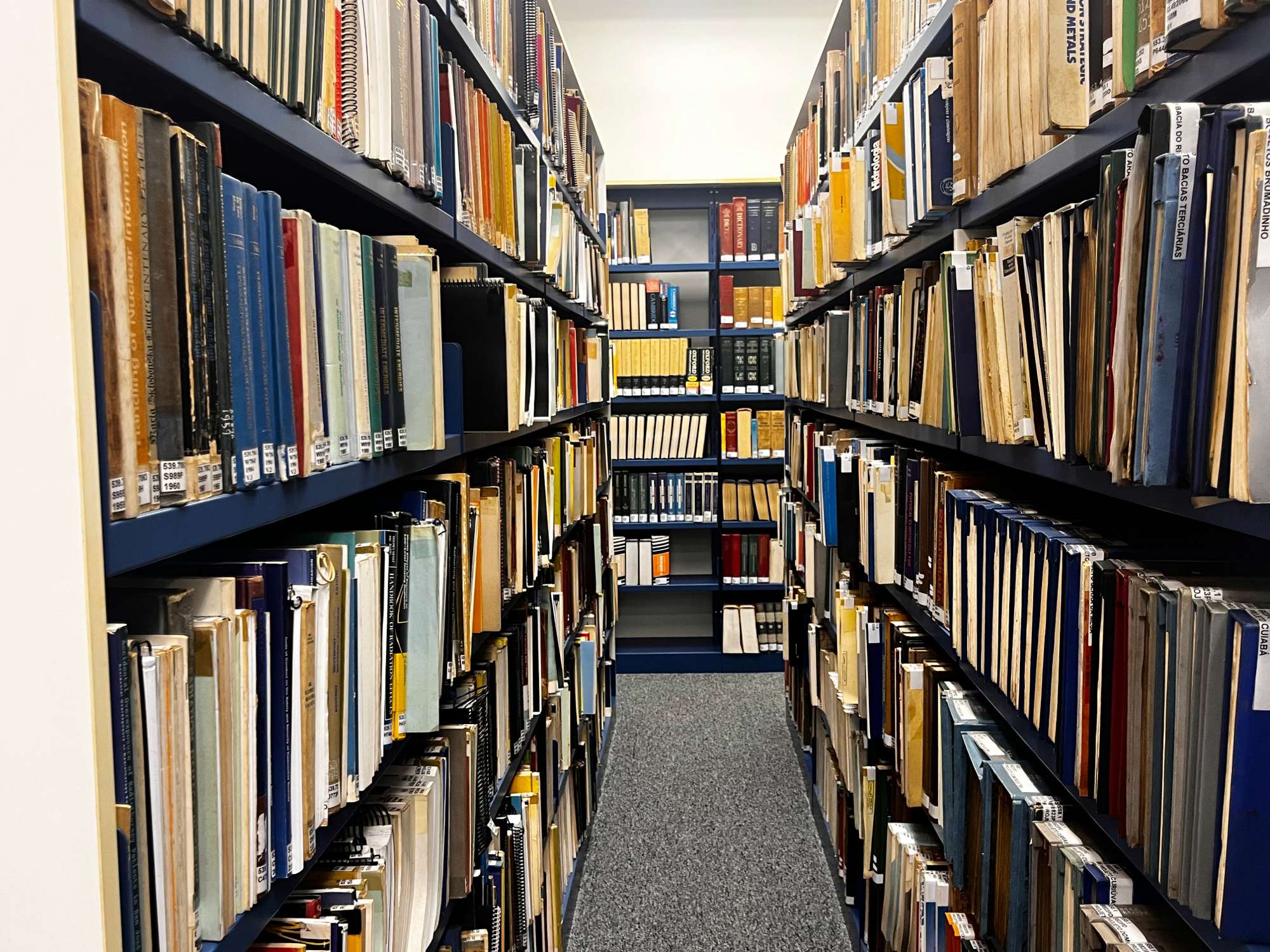Prateleiras da biblioteca da CNEN. Foto: Gabriel Rechenioti / Acervo Memória da Eletricidade