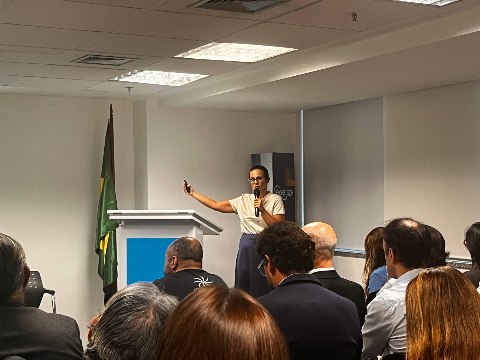 Nathália Castro em apresentação do caderno na sede da EPE, no Rio de Janeiro. Foto: Gabriel Rechenioti / Acervo Memória da Eletricidade