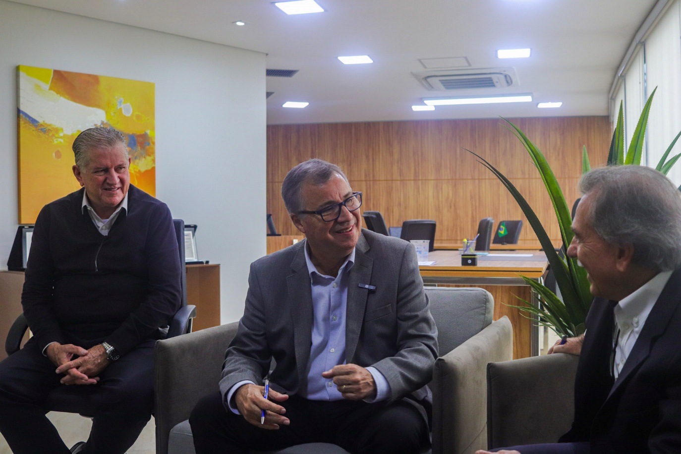 O diretor Eduardo Jascenis, Alberto Jardim e Antonio Luiz durante reunião. Foto: Gabriel Rechenioti / Acervo Memória da Eletricidade