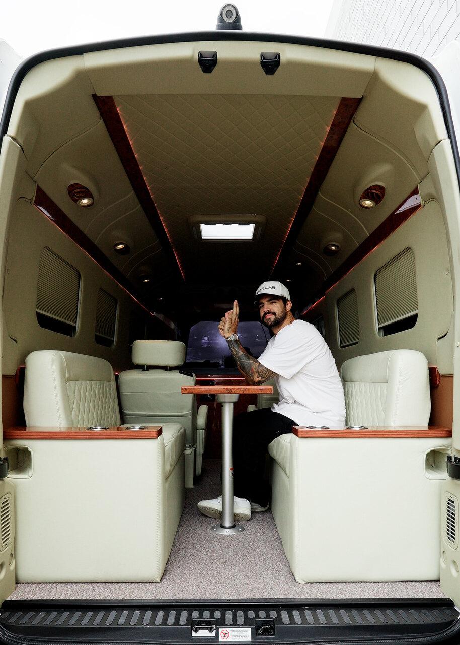 Caio Castro em VAN executiva personalizada pela Raytec - Crédito: Gabriel Vinicius Costa (C3Team)