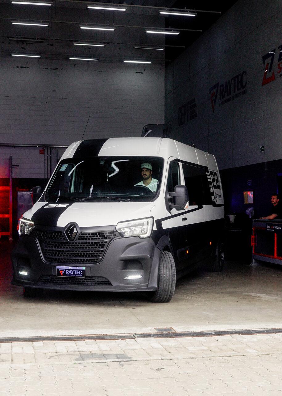 Caio Castro em VAN executiva personalizada pela Raytec - Crédito: Gabriel Vinicius Costa (C3Team)