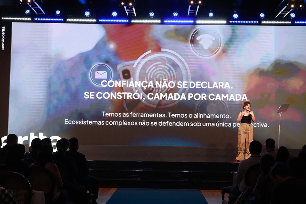 Yasodara Córdova, pesquisadora e consultora em Privacidade e Identidades digitais, durante o Conexão Certta. Foto: Larissa Caveagna